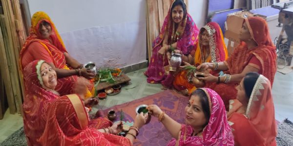 होल्युत्तरं शुभारप्स्यते गणगौर पूजनं, सुवासिनीषु कौमारीकन्यासु च उत्साहः