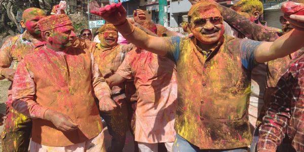 नाहनमध्ये भारतीय-जनता-पक्ष–प्रदेशाध्यक्षेन सांसदेन च सामान्यजनैः सह होली–उत्सवः सानन्दम् आचरितः