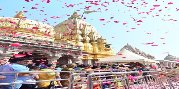 श्री काशी विश्वनाथ धाम्नि शिवभक्ताः समाचरिता पुष्पहोली,भक्तेषु उल्लासः,गर्भगृहे अर्पितं गुलालम्