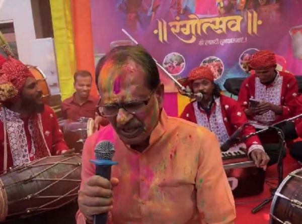 केन्द्रीय मंत्री शिवराज सिह चौहान के निवास पर होली मिलन