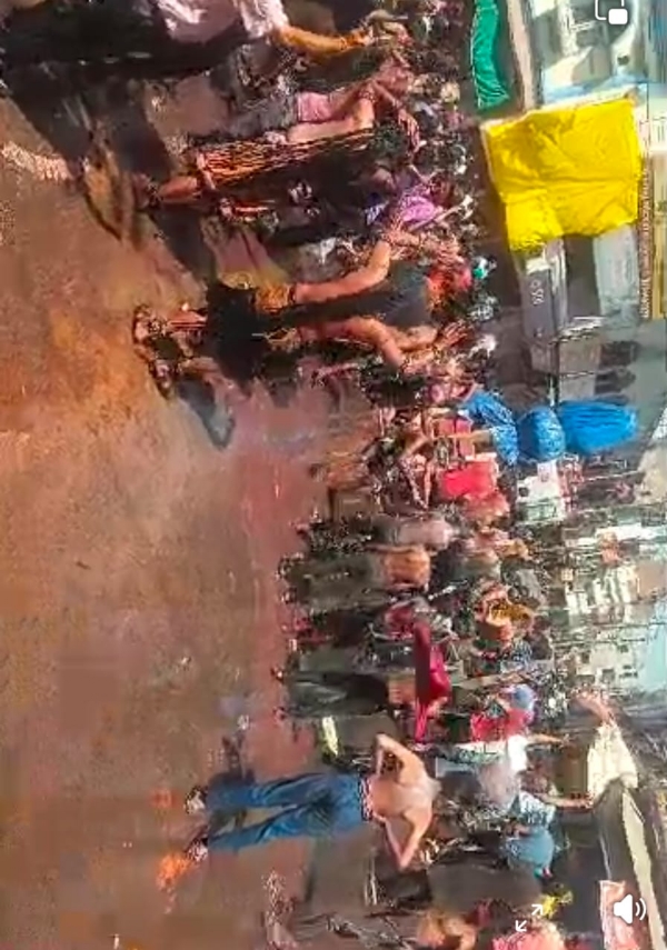 हाेरियार हाेली खेलते हुए