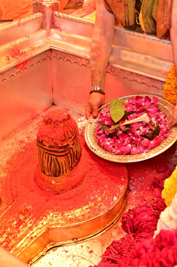 बाबा विश्वनाथ धाम में फूलो की होली