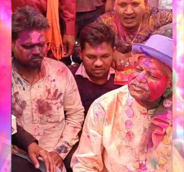 बिल्हा विधायक और विधानसभा के पूर्व अध्यक्ष धरम लाल कौशिक फाग गीत गाते हुए