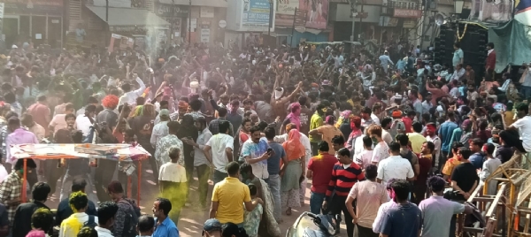 काशी में रंग खेलते हुए