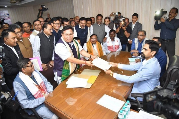 অসমঃ ৰাজ্যসভাৰ প্ৰাৰ্থীৰ মনোনয়ন পত্ৰ দাখিল কৰি থকা প্রমোদ বড়ো