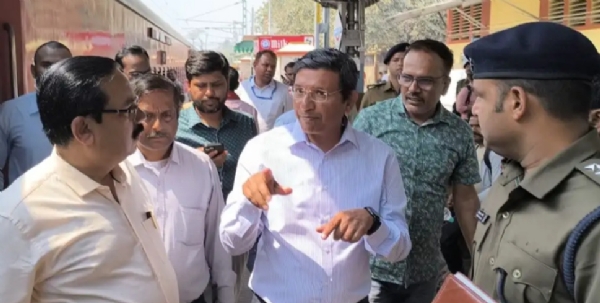 निरीक्षण करते अधिकारी