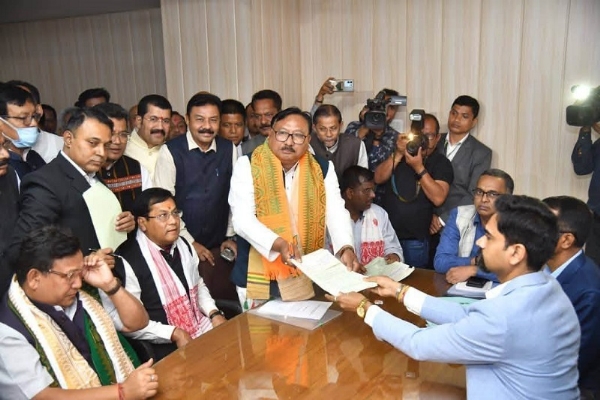 অসমঃ ৰাজ্যসভাৰ প্ৰাৰ্থীৰ মনোনয়ন পত্ৰ দাখিল কৰি থকা যোগেন মহন