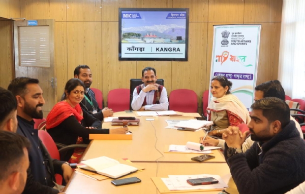 बैठक के दौरान एडीसी और अन्य।