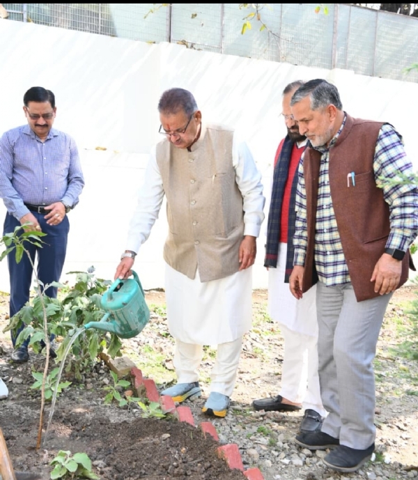 मंत्री गणेश जोशी पौधरोपण करते हुए।
