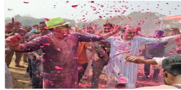 प्रतापगढ़ पुलिस लाइन इत्यत्र होली मेलन कार्यक्रमो, जिलाधिकारी-आरक्ष्यधीक्षकौ समाचरतां होलीम्