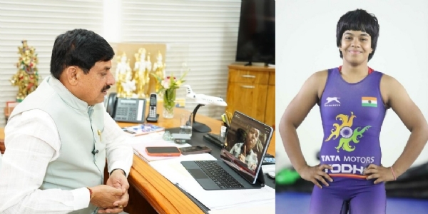 रेसलर प्रियांशी प्रजापति के पिता से वीडियो कॉल पर बात करते हुए मुख्यमंत्री डॉ. मोहन यादव