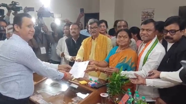 कांग्रेस प्रत्याशी फूलोदेवी नेताम ने नामांकन दाखिल करते