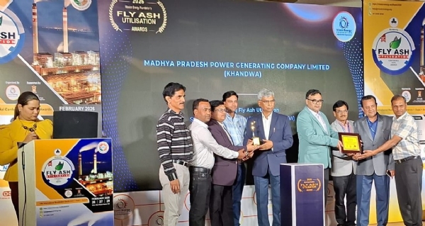 राष्ट्रीय पुरस्कार प्राप्तउ करते हुए