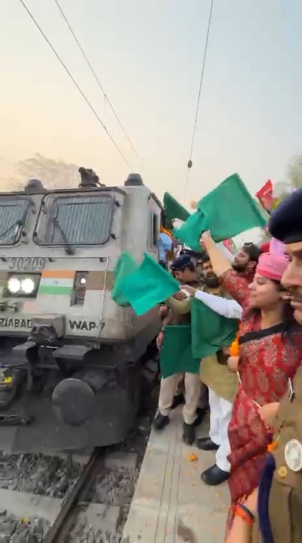 सांसद प्रिया सरोज शटल एक्सप्रेस ट्रेन को जलालगंज स्टेशन पर हरि झंडी दिखाते हुए