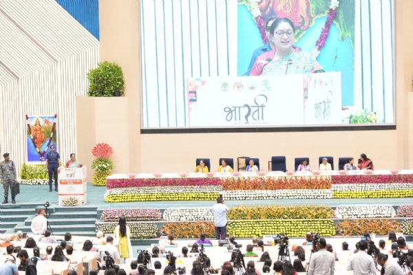 दिल्ली के विज्ञान भवन में आयोजित दो दिवसीय सम्मेलन ‘भारती – नारी से नारायणी’ को संबोधित करती मुख्यमंत्री रेखा गुप्ता