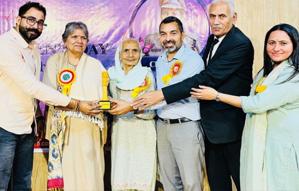 सोनीपत:पूर्ण मूर्ति         कॉलेज ऑफ लॉ में अंतरराष्ट्रीय महिला दिवस कार्यक्रम में मुख्य अतिथि डा.सुमन मंजरी         को सम्मनित करती मूर्ति देवी