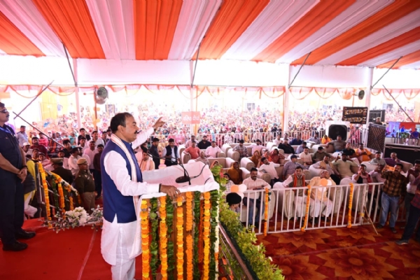 कौशाम्बी जनपद में आयोजित सरस महोत्सव  को संबोधित करते हुए उपमुख्यमंत्री केशव प्रसाद मौर्या का छाया चित्र