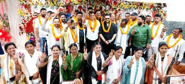 पार्षदों का अभिनंदन करते मनोज सिंह