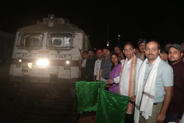 राखामाइंस स्टेशन पर सांसद विद्युत बरन महतो हरि झंडी दिखाते हुए