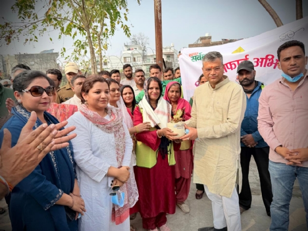 महिला कर्मियों को सम्मानित करते मेयर।