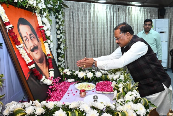 पूर्व लोकसभा सांसद स्वर्गीय दिलीप सिंह जूदेव की जयंती पर उनके छायाचित्र पर पुष्पांजलि अर्पित करते मुख्यमंत्री विष्णु देव साय