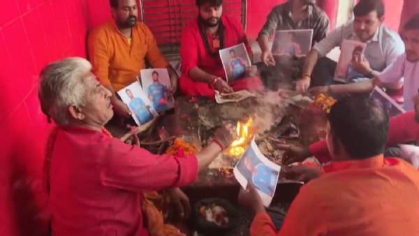 भारतीय क्रिकेट टीम के मैच जीतने के लिय हवन पूजन करवाते हुए महंत