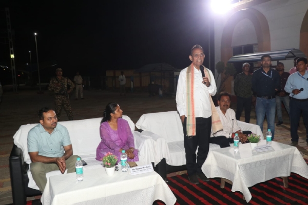 राखामाइंस स्टेशन पर सांसद विद्युत बरन महतो हरि झंडी दिखाते हुए