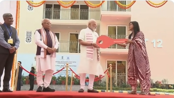 प्रधानमंत्री नरेन्द्र मोदी रविवार को सरोजिनी नगर में महिला आवंटियों को आवास की चाबी सौंपते हुए प्रधानमंत्री नरेन्द्र मोदी रविवार को सरोजिनी नगर में महिला आवंटियों को आवास की चाबी सौंपते हुए