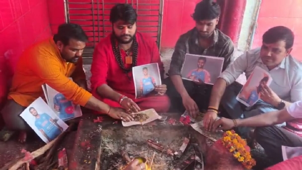 टीम इंडिया की जीत के लिए शीतला धाम चौकियां में हवन पूजन करते हुए पंडा समाज के लोग