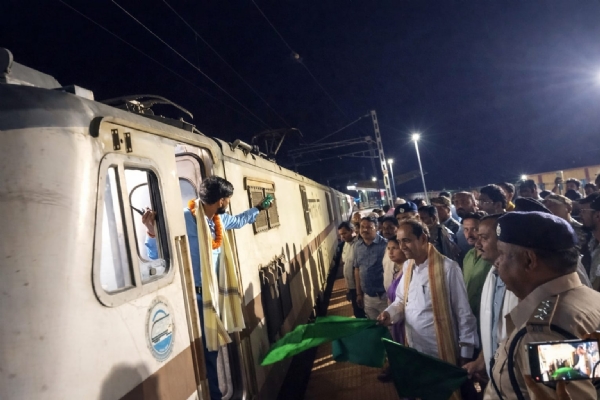 राखामाइंस स्टेशन पर सांसद विद्युत बरन महतो हरि झंडी दिखाते हुए