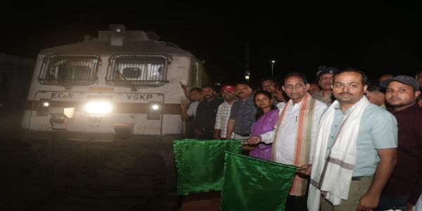 सांसदो विद्युत बरन महतो राखामाइंस स्थानके उत्कल एक्सप्रेसयानस्य शुभारंभः