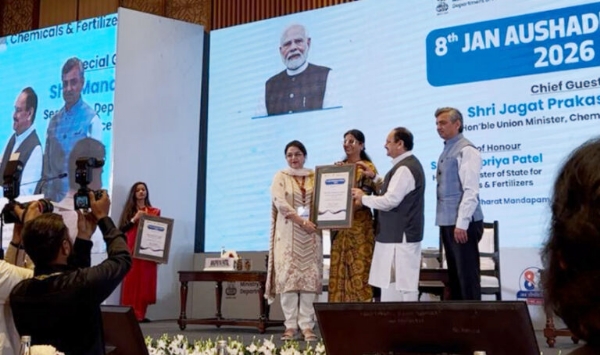 केंद्रीय स्वास्थ्य मंत्री जे.पी.नड्डा ने अनुकरणीय सेवाओं के लिए जीएमसी अनंतनाग की प्रिंसिपल प्रोफेसर डॉ. रुखसाना नजीब को किया सम्मानित