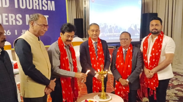 दीप प्रज्वलित कर कार्यक्रम का शुभारंभ करते अतिथि दीप प्रज्वलित कर कार्यक्रम का शुभारंभ करते अतिथि