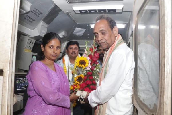 राखामाइंस स्टेशन पर सांसद विद्युत बरन महतो हरि झंडी दिखाते हुए