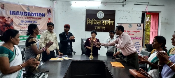 अभियान की शुरुआत करते अधिकारी अभियान की शुरुआत करते अधिकारी