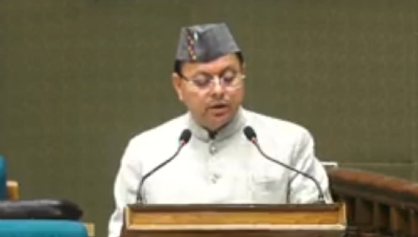 मुख्यमंत्री पुष्कर सिंह बजट पेश करते हुए।