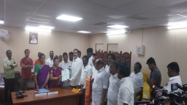 अंबुमणि रामदास को चुनाव अधिकारी से सर्टिफिकेट मिला। अंबुमणि रामदास को चुनाव अधिकारी से सर्टिफिकेट मिला।