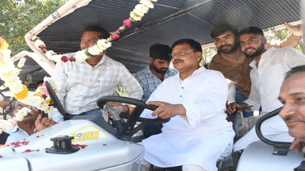 मंत्री तोमर ने सीएसआर मद से निगम को दिलाए 5 ट्रेक्टर-ट्रॉली मंत्री तोमर ने सीएसआर मद से निगम को दिलाए 5 ट्रेक्टर-ट्रॉली