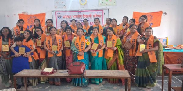 महिलानां समाजं परिवारं च प्रति चरित्रम् अनुकरणीयं भवति - डॉ. रजनीत्रिपाठी