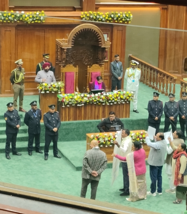 ग्रीष्मकालीन राजधानी भराड़ीसैंण में राज्यपाल अभिभाषण पढ़ते और विपक्ष विरोध प्रदर्शन करते हुए।