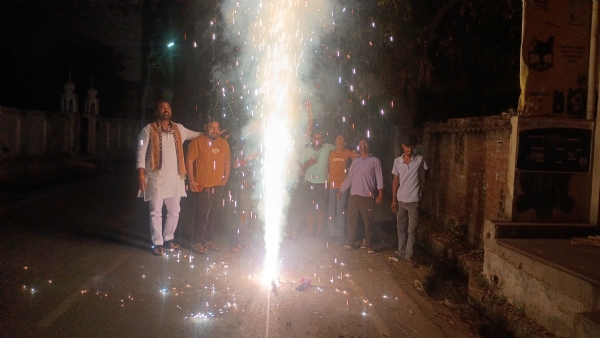 भारत की जीत पर जश्न मनाते हुए क्रिकेट प्रेमी भारत की जीत पर जश्न मनाते हुए क्रिकेट प्रेमी