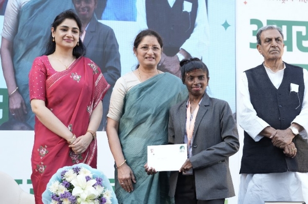 किसान ट्रस्ट द्वारा आयोजित ‘अपराजिता सम्मान समारोह 2026’ में केंद्रीय महिला एवं बाल विकास मंत्री अन्नपूर्णा देवी, ट्रस्टी चारू चौधरी और अन्य विशिष्ट अतिथियों के साथ सम्मानित महिलाएं। किसान ट्रस्ट द्वारा आयोजित ‘अपराजिता सम्मान समारोह 2026’ में केंद्रीय महिला एवं बाल विकास मंत्री अन्नपूर्णा देवी, ट्रस्टी चारू चौधरी और अन्य विशिष्ट अतिथियों के साथ सम्मानित महिलाएं।