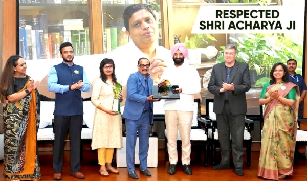 कार्यक्रम में आचार्य बालकृष्ण के लिए सम्मान लेते हुए