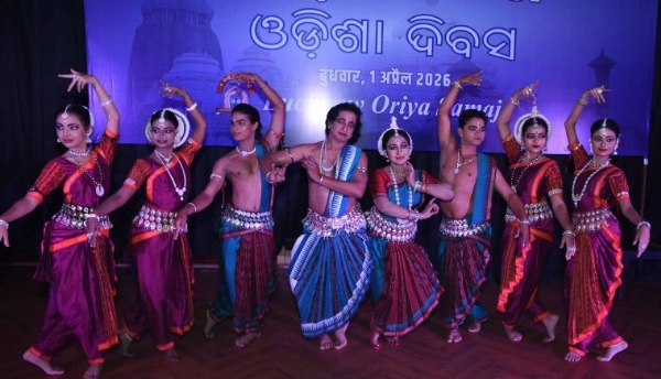 ओडिशी नृत्य प्रस्तुत करते कलाकार