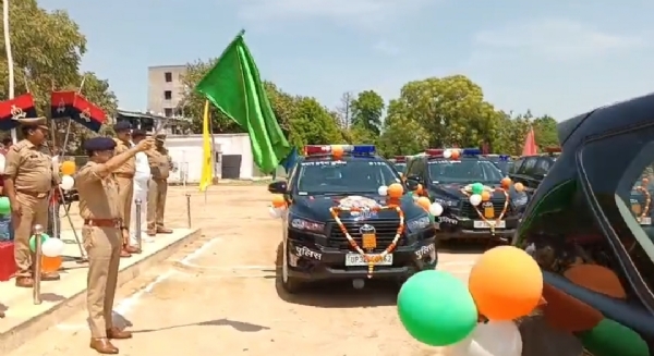 गाड़ियों को हरी झंडी दिखाकर रवाना करते पुलिस आयुक्त रघुबीर लाल