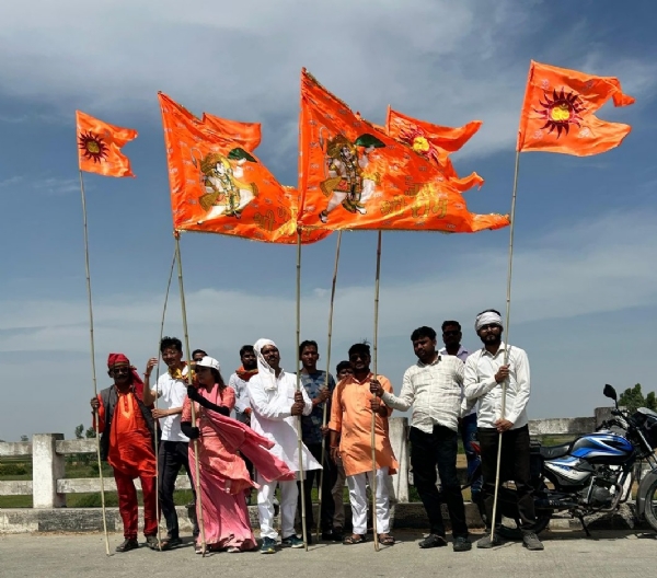 माँ गोमती पदयात्रा : हवन पूजन करते यात्रा के नेतृत्वकर्ता अनुराग पांडेय व श्वेता सिंह व अन्य विशिष्ट जन