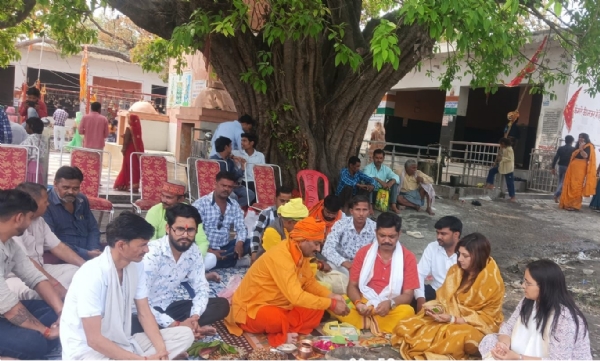 माँ गोमती पदयात्रा : हवन पूजन करते यात्रा के नेतृत्वकर्ता अनुराग पांडेय व श्वेता सिंह व अन्य विशिष्ट जन
