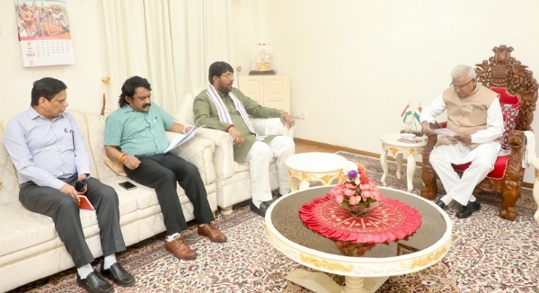 राज्यमंत्री पटेल ने लोकभवन पहुंचकर राज्यपाल पटेल से भेंट की