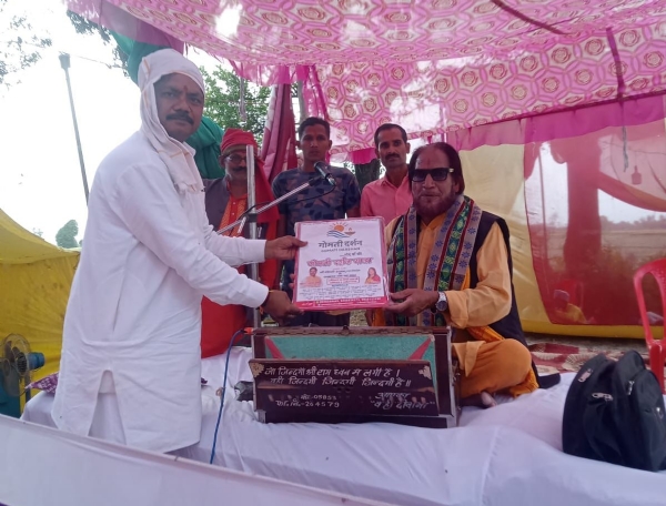 माँ गोमती पदयात्रा : हवन पूजन करते यात्रा के नेतृत्वकर्ता अनुराग पांडेय व श्वेता सिंह व अन्य विशिष्ट जन