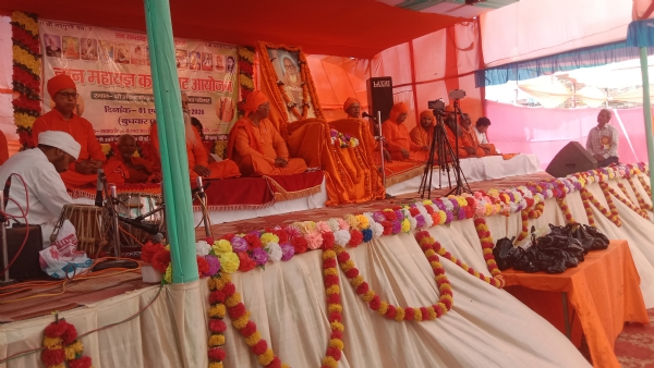 मंच पर सन्तमत के साधुगण